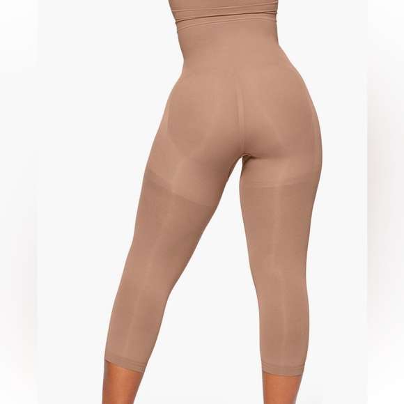 Skims Sculpting Leggings - Picture 3 of 7